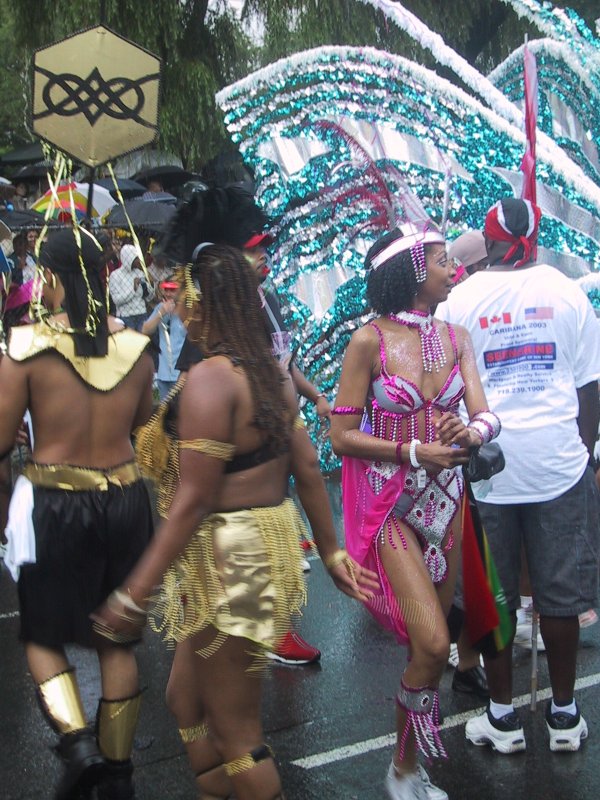 Caribana 2003 в Торонто: золото, розовый блик и блестящий каскад