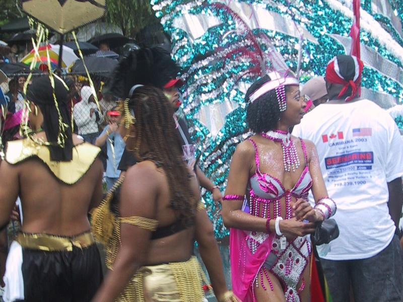Caribana 2003 в Торонто: золото, розовый блик и блестящий каскад