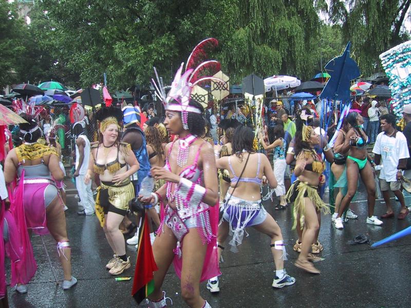 Caribana 2003 в Торонто: танцующие в дождь с перьями и бусами