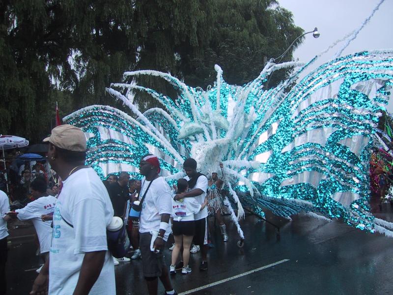 Caribana 2003, Торонто: бирюзовый костюм с перьями и дельфинами