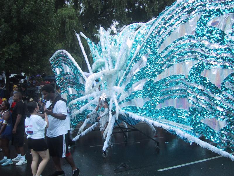 Caribana 2003, Торонто: бабочка из синих пайеток и белых перьев