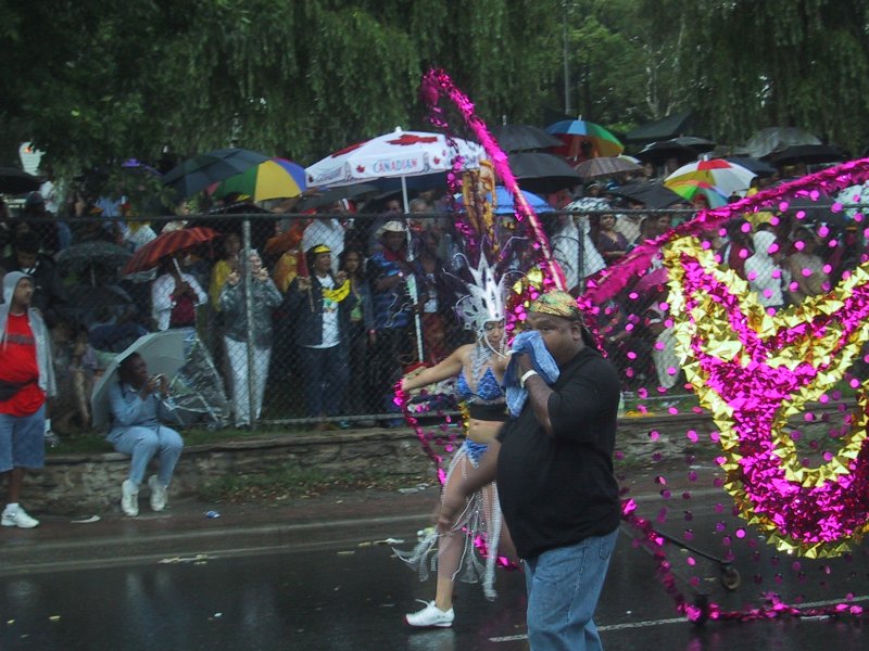 Caribana 2003 в Торонто: дождливый парад с фиолетовыми перьями и «Canadian» зонтом