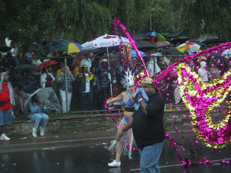 Caribana 2003 в Торонто: дождливый парад с фиолетовыми перьями и «Canadian» зонтом