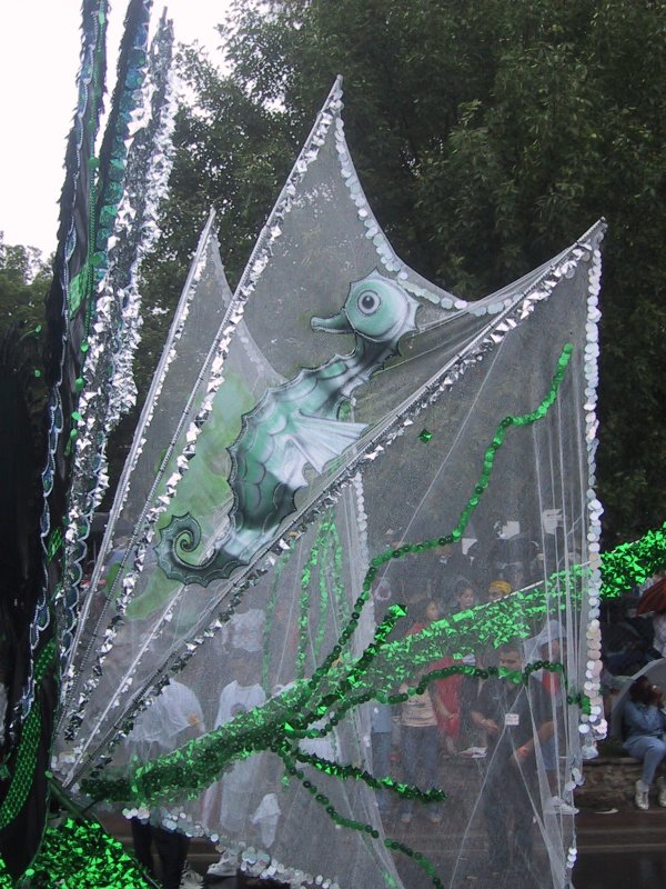Caribana 2003, Торонто: зелёный морской конёк на прозрачном флаге с бахромой из серебряных и зелёных пайеток