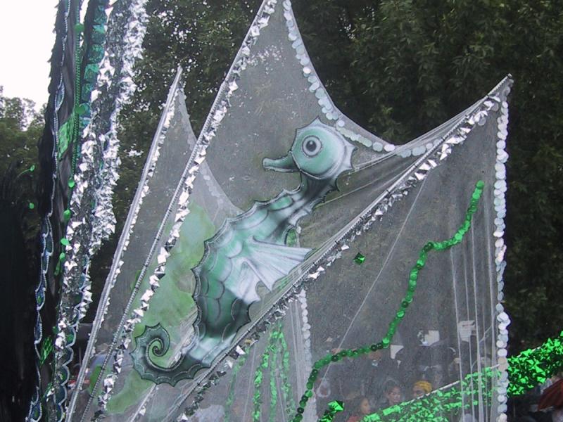 Caribana 2003, Торонто: зелёный морской конёк на прозрачном флаге с бахромой из серебряных и зелёных пайеток