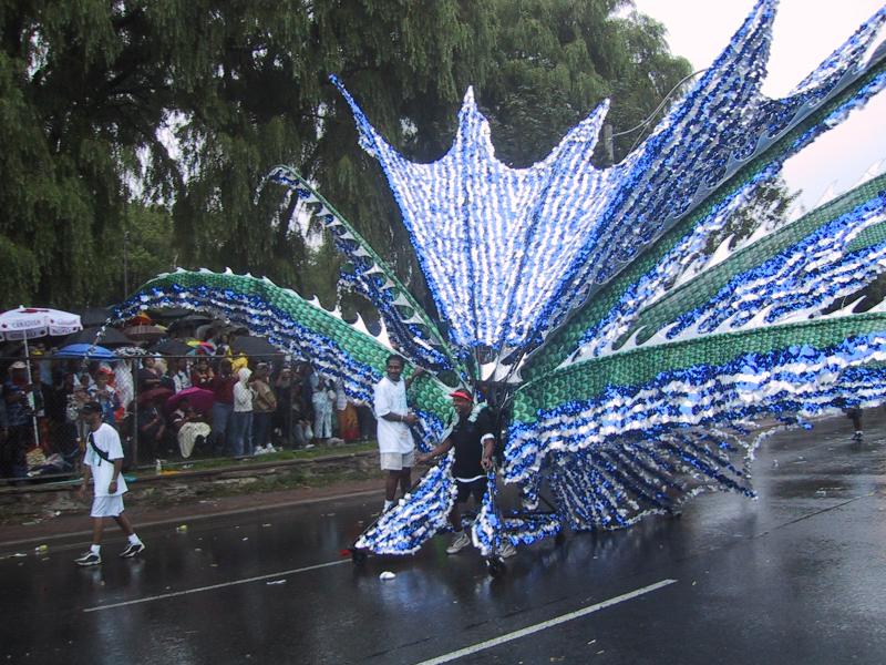 Caribana 2003 в Торонто: гигантский дракон из синих и зелёных блесток
