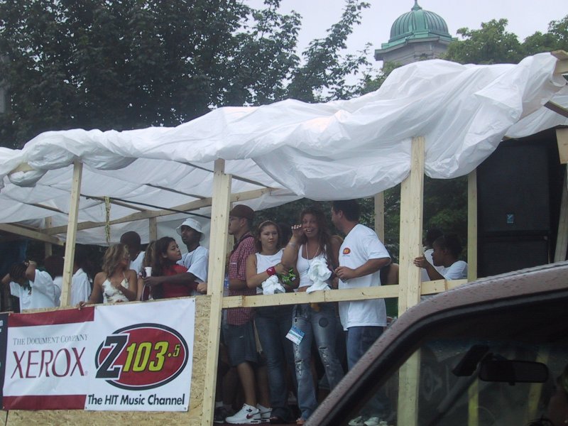 Caribana 2003 в Торонто: плавучий фестивальный плот с Z103.5 и Xerox