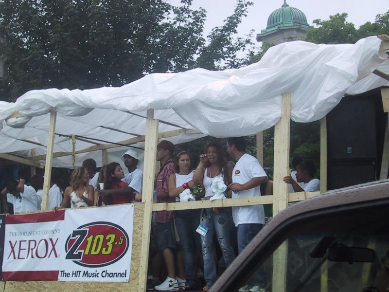 Caribana 2003 в Торонто: плавучий фестивальный плот с Z103.5 и Xerox