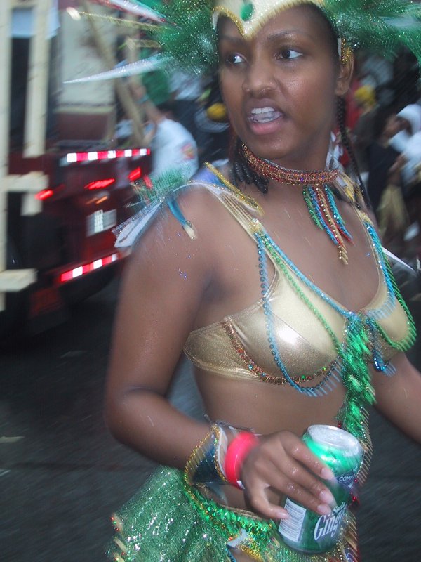 Caribana 2003, Торонто: танцующая в золоте и зелени