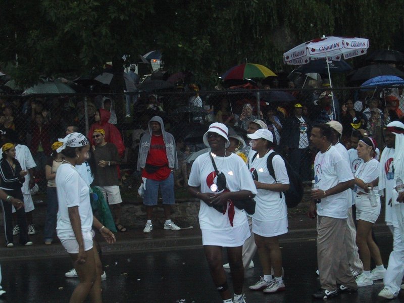 Caribana 2003 в Торонто: дождливый день, белые футболки и зонты с логотипом Canadian