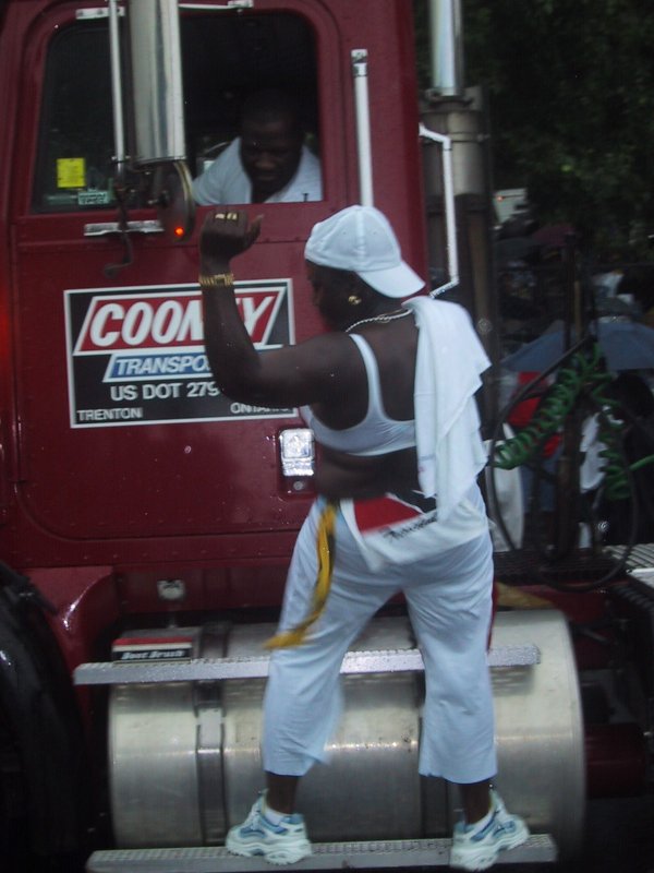 Caribana 2003, Торонто: женщина в белом на борту красного грузовика Coomy Transport