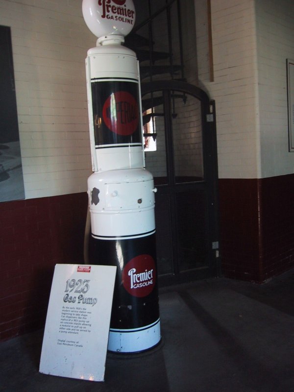 1925-й бензоколонка Premier Gasoline в Касса-Лома, Канада