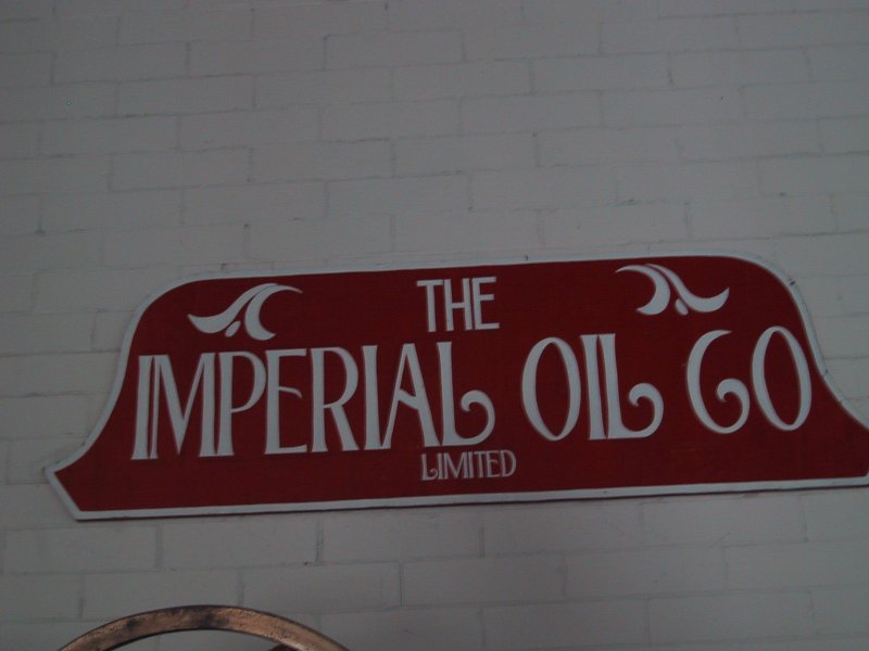 Вывеска «The Imperial Oil Co Limited» в Касса-Лома, Канада