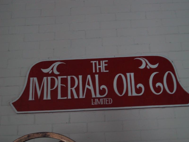Вывеска «The Imperial Oil Co Limited» в Касса-Лома, Канада