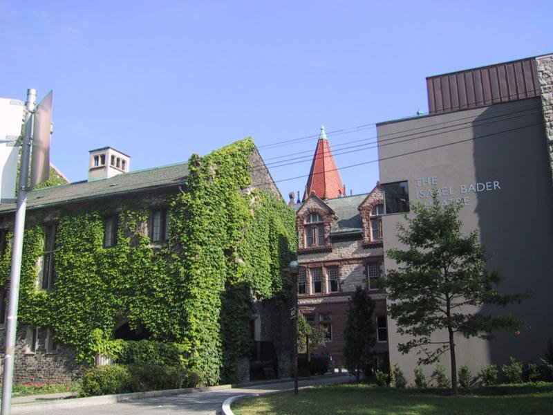 Изабель Бадер Театр и старинное здание с плющом в Green Toronto