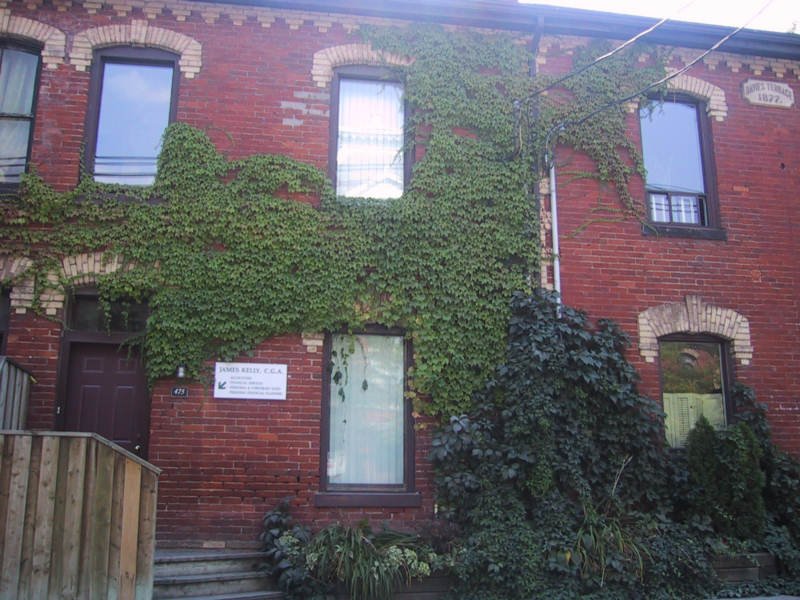 Кирпичный дом в Green Toronto, 1877: плющ и тишина улицы