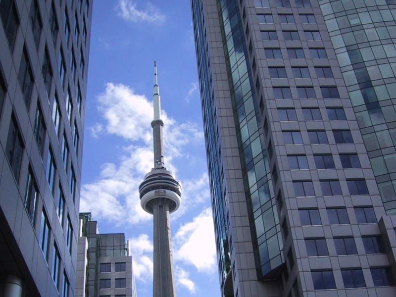 Торонто, Канада: CN Tower между стеклянными небоскрёбами