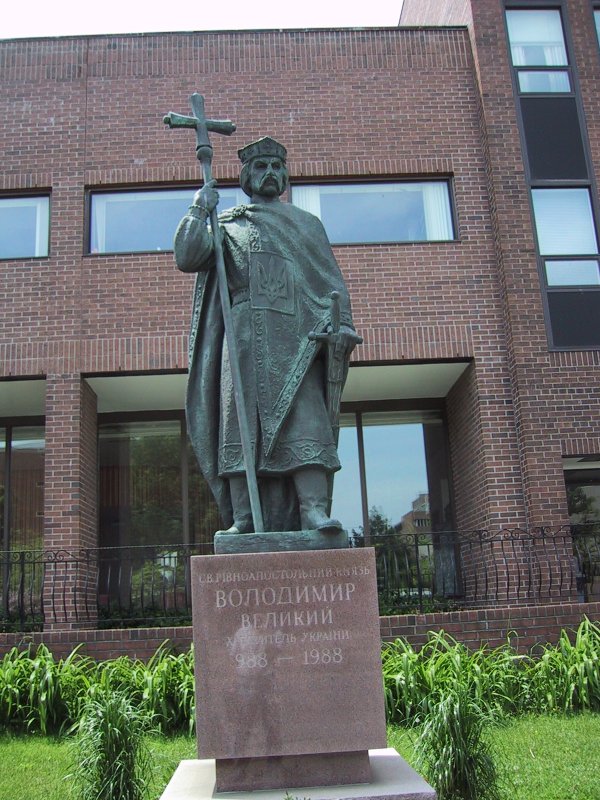 Памятник Володимиру Великому перед кирпичным зданием в Misc, Канада