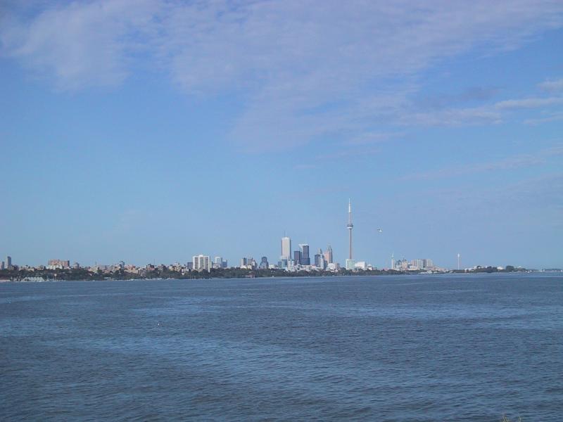 Торонто с воды: CN Tower и небоскрёбы на фоне спокойного озера