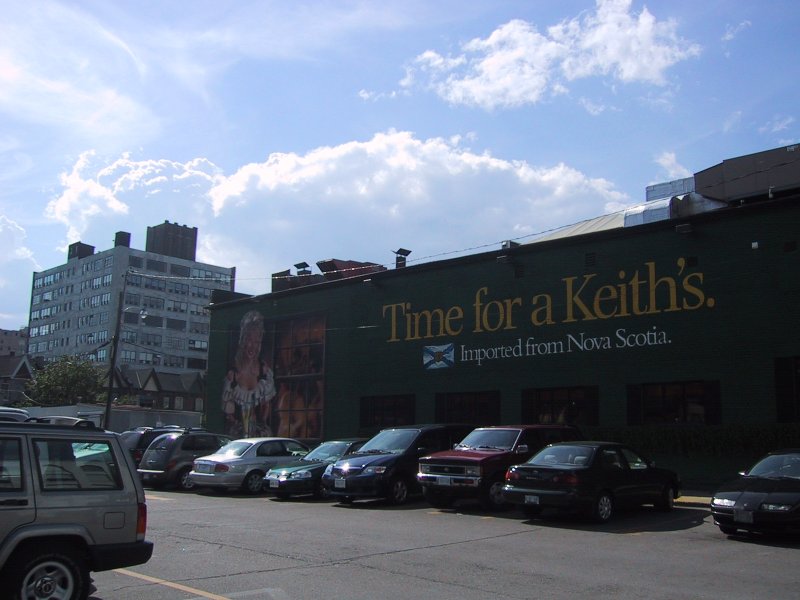 Зелёное здание с вывеской «Time for a Keith's. Imported from Nova Scotia» в Misc, Канада