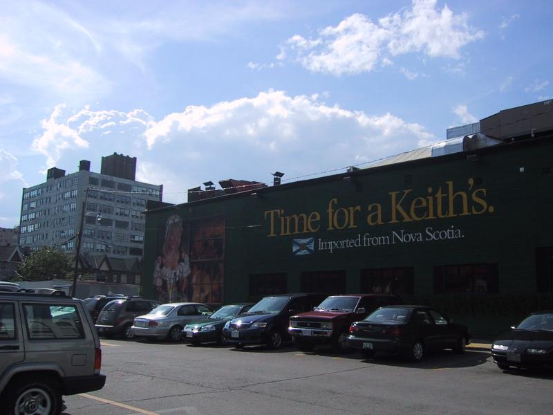Зелёное здание с вывеской «Time for a Keith's. Imported from Nova Scotia» в Misc, Канада