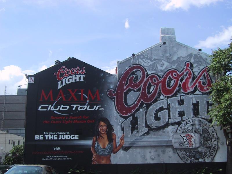 Канада, Misc: гигантские баннеры Coors Light и Maxim Club Tour 2003