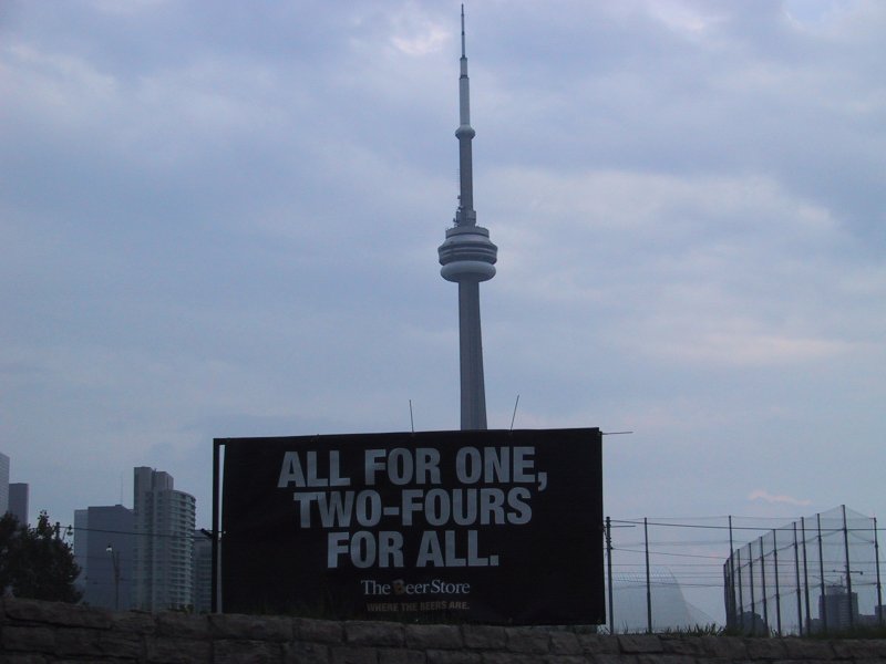 Торонто, бетонный постамент и CN Tower на фоне рекламного щита