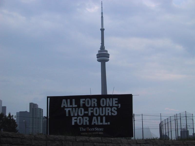 Торонто, бетонный постамент и CN Tower на фоне рекламного щита