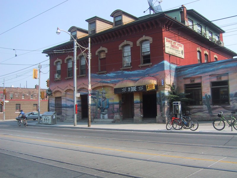 Дук Оф Йорк Таверн, Toronto: красный кирпичный дом с пустынным муралом и вывеской 'Live Entertainment'