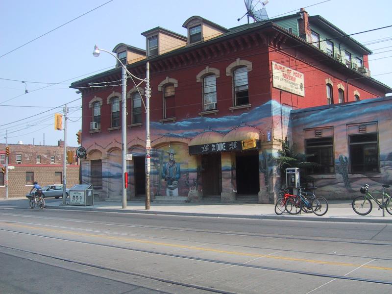 Дук Оф Йорк Таверн, Toronto: красный кирпичный дом с пустынным муралом и вывеской 'Live Entertainment'