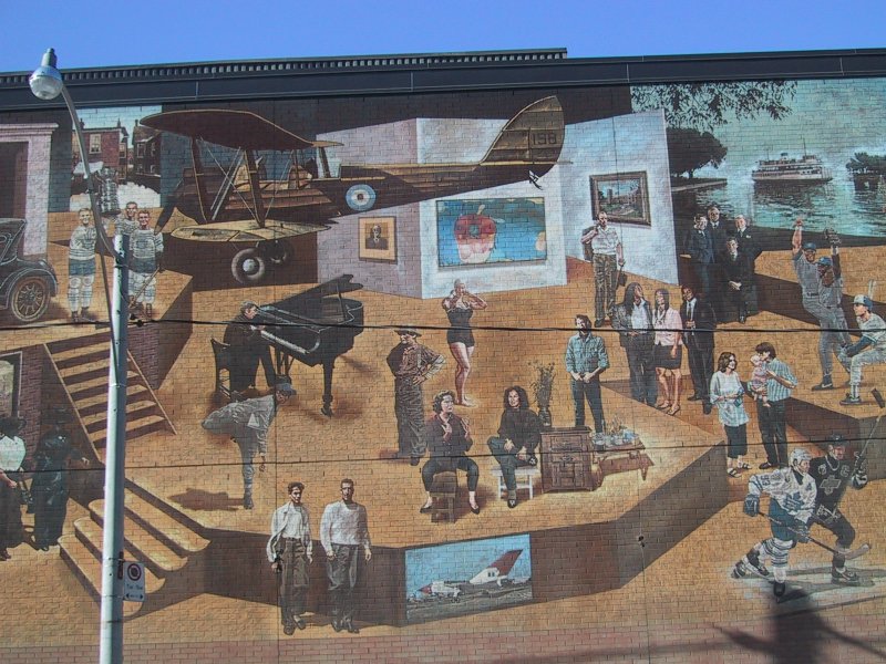 Мурал на кирпичной стене в Misc, Канада: биплан, рояль и хоккеисты в одном кадре