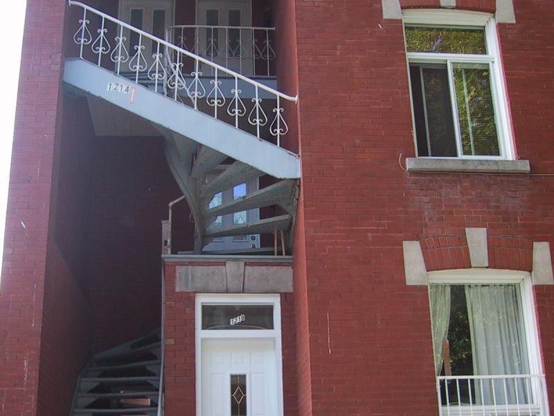 Монреаль, 2004: красный кирпич и спиральная лестница у входа в 1218