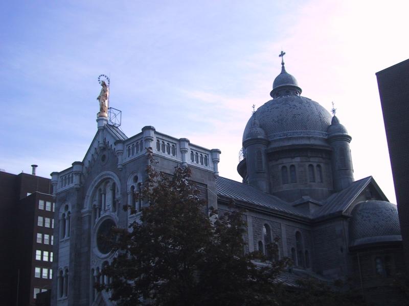 Монреаль, 2004: купол и статуя Мадонны над церковью