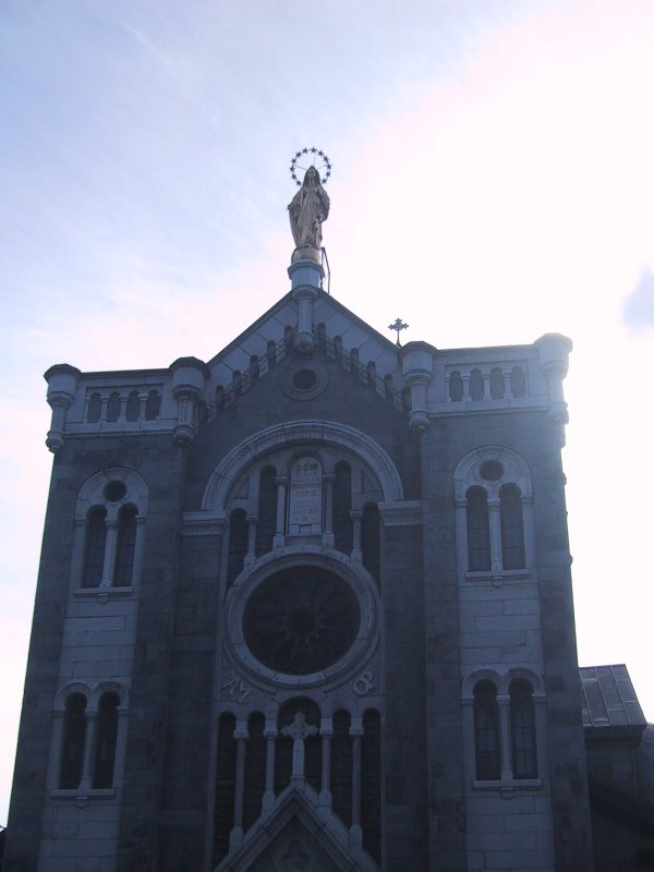 Монреаль, 2004: фасад церкви с Марийской статуей и розеткой