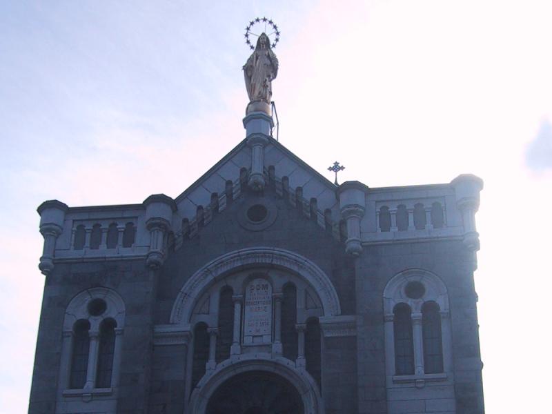 Монреаль, 2004: фасад церкви с Марийской статуей и розеткой