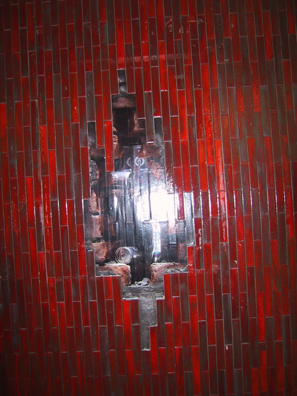 Монреаль, 2004: разбитая красная плитка и остатки бетона в стене