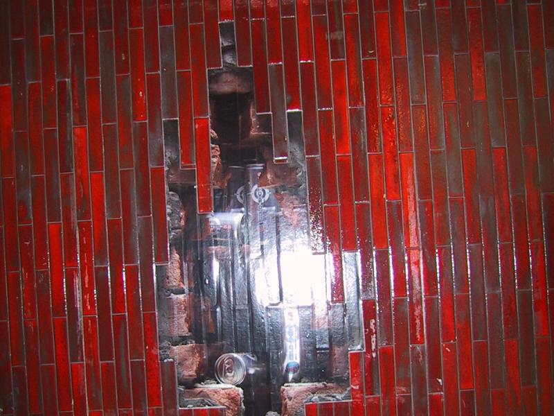 Монреаль, 2004: разбитая красная плитка и остатки бетона в стене