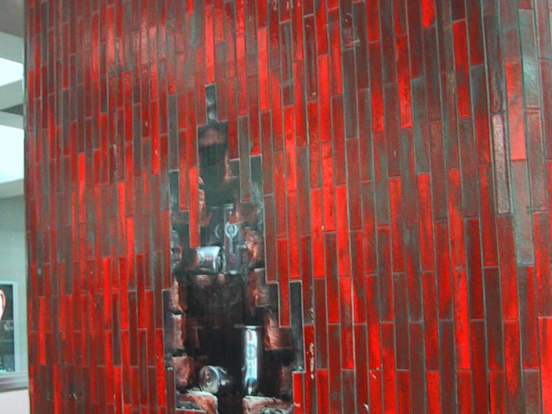 Монреаль, 2004: красная стена с пробоиной в центре станции метро