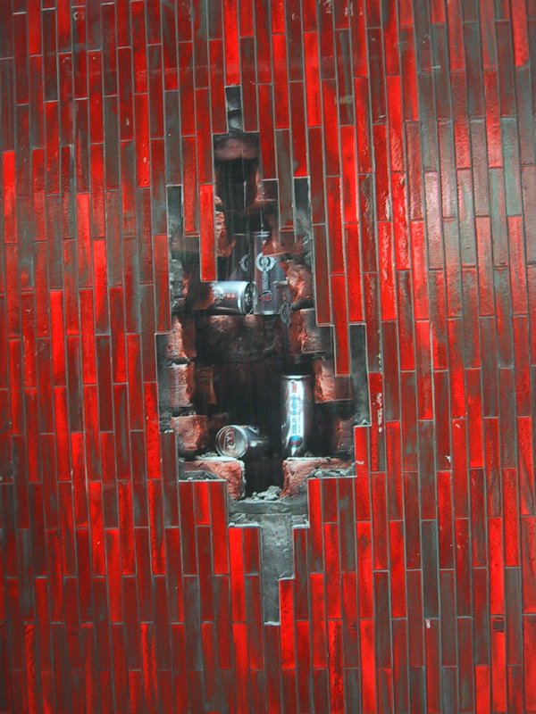 Канада, Монреаль, 2004: красная кирпичная стена с пробоиной и банками