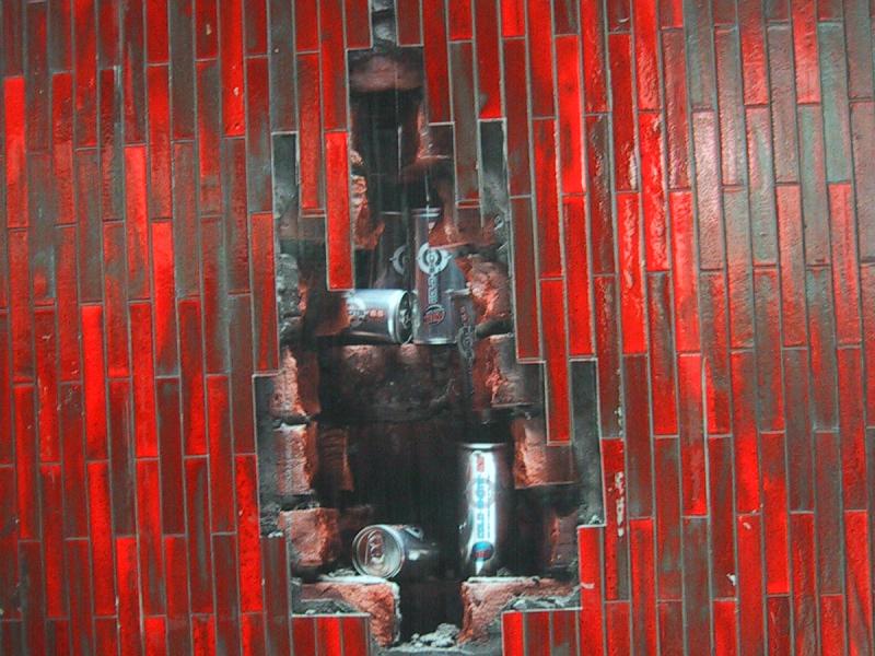 Канада, Монреаль, 2004: красная кирпичная стена с пробоиной и банками