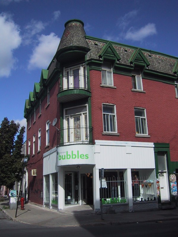 Монреаль, 2004: красно-зелёный дом на углу с балконом и вывеской «boutique bubbles»