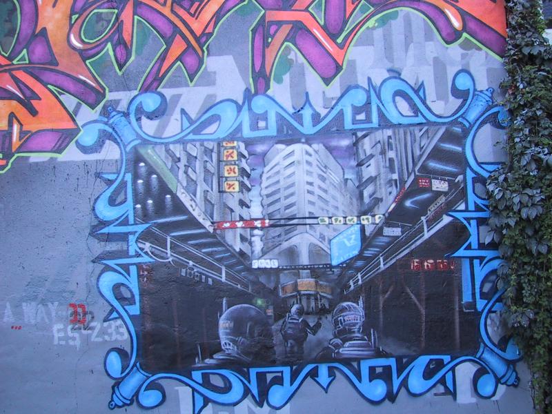 Монреаль, 2004: стена с гранжевым граффити и футуристическим городом в центре