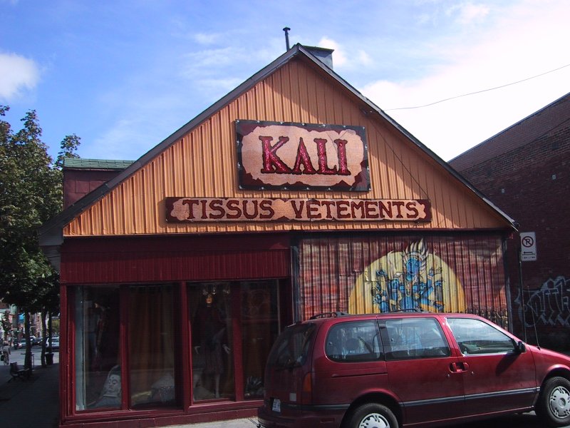 Kali Tissus Vêtements, Montreal 2004: оранжевый фасад с индуистской фреской