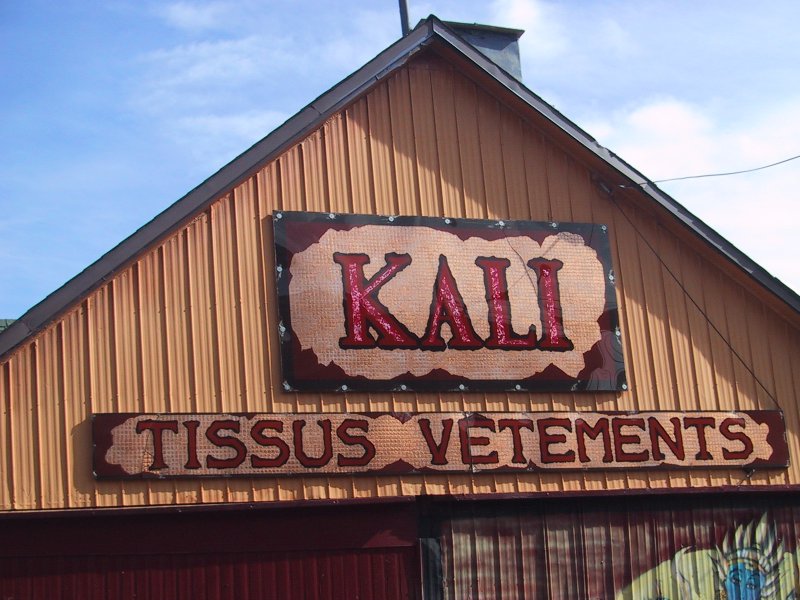 Montreal 2004: вывеска «KALI TISSUS VETEMENTS» на фасаде деревянного здания