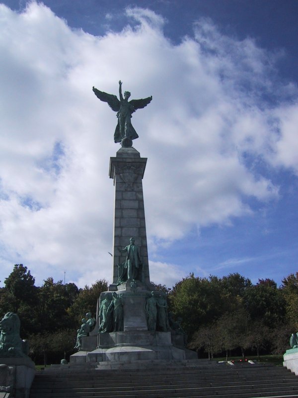 Монреаль, 2004: Памятник ангелу с поднятым кулаком на фоне облаков