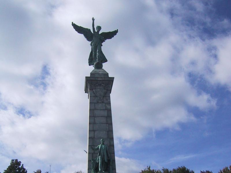 Монреаль, 2004: Памятник ангелу с поднятым кулаком на фоне облаков
