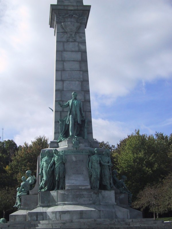 Монреаль, 2004: памятник Картеру у подножия обелиска