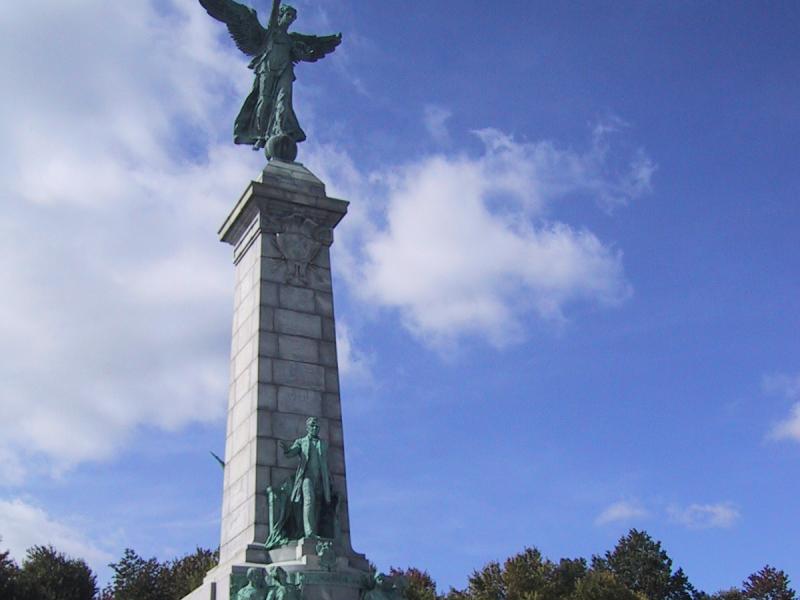 Монреаль, 2004: Памятник ангелу с поднятым кулаком у основания колонны