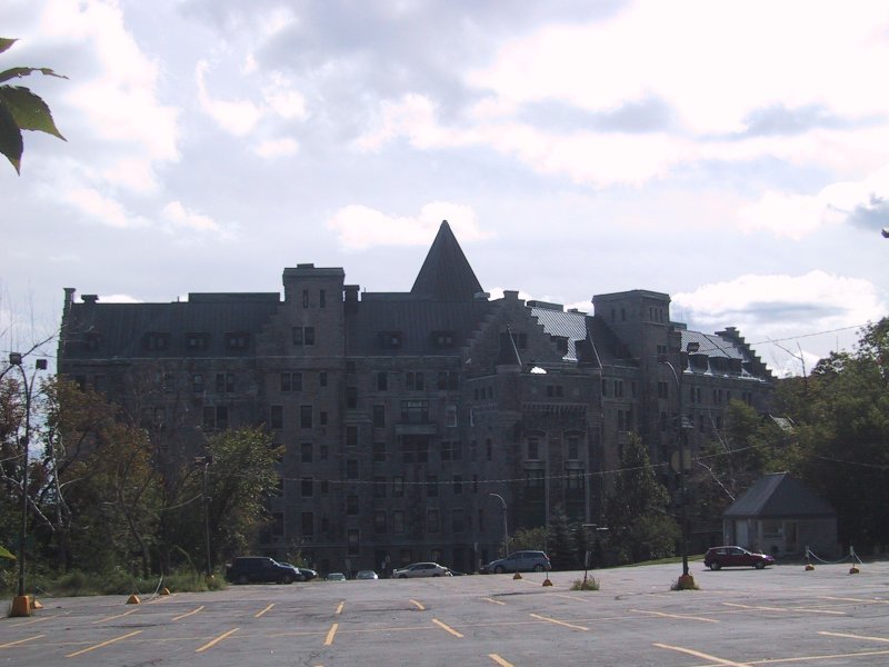 Монреаль, 2004: готический каменный дом у парковки
