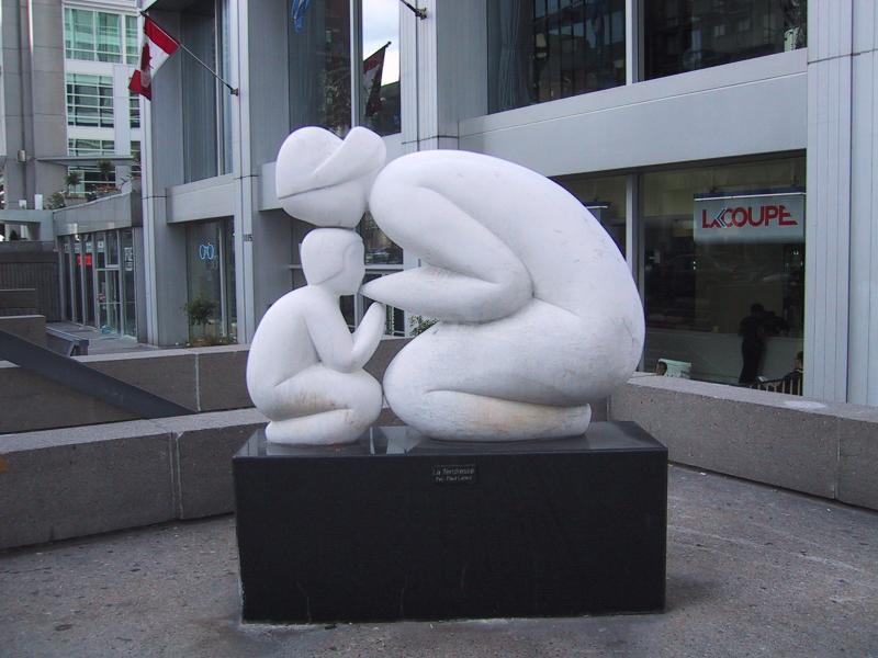 Монреаль, 2004: белая скульптура «La Tendresse» у входа в здание с флагом Канады